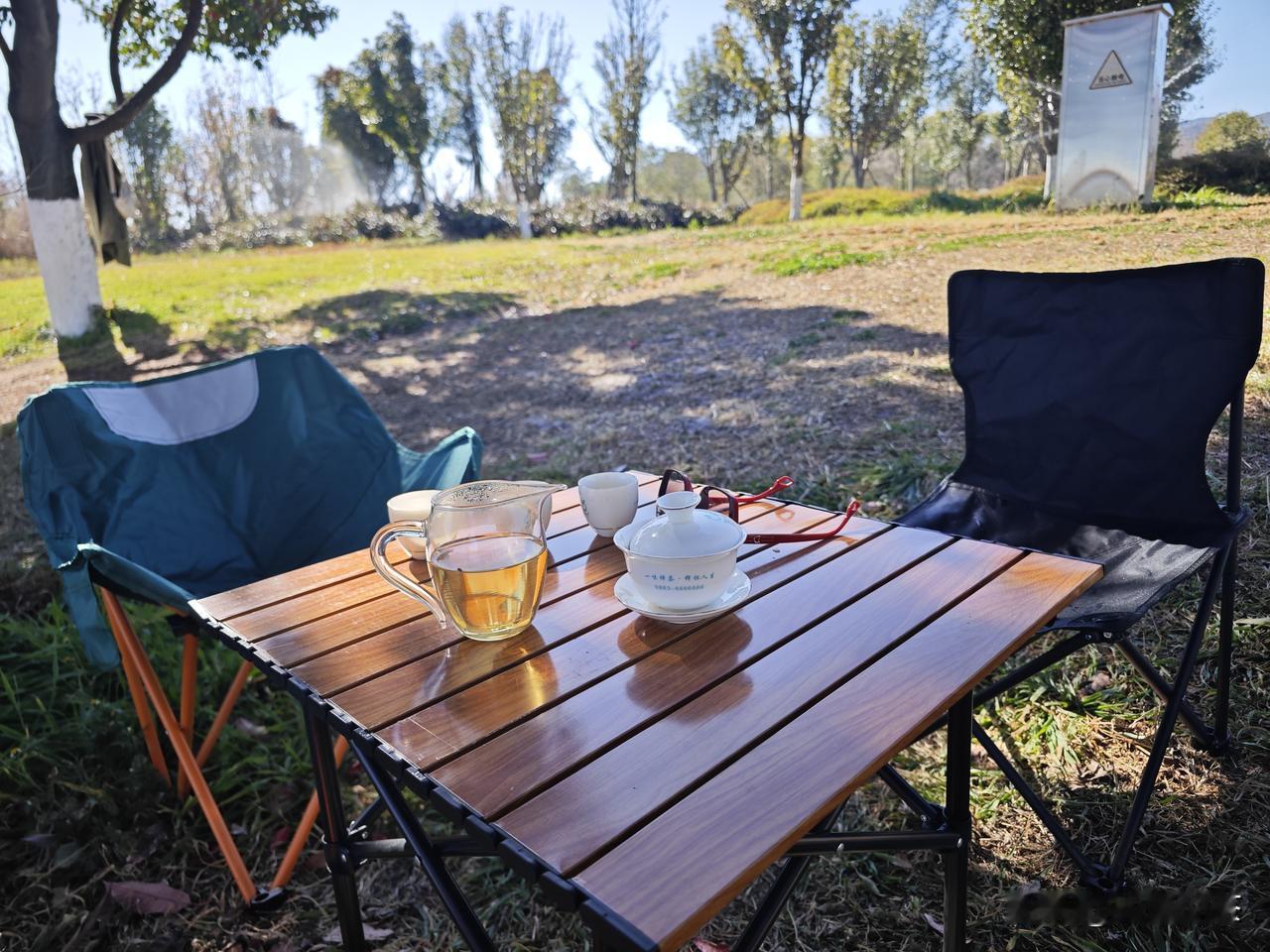 摆茶自是无人品
闲杆果然不钓鱼
​