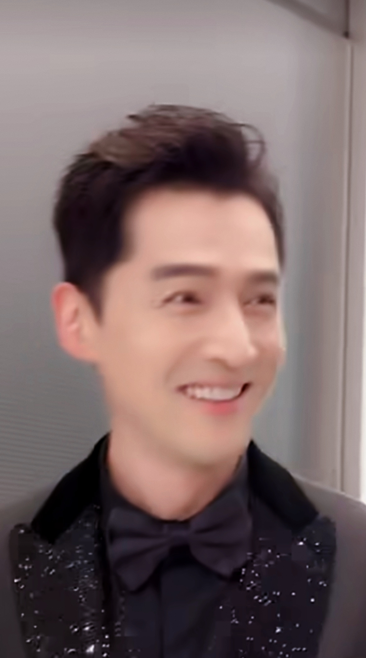 一哥永远会有戳到我心脏柔软处的点  是合作演员获奖后他发自内心的祝贺 是他对角色