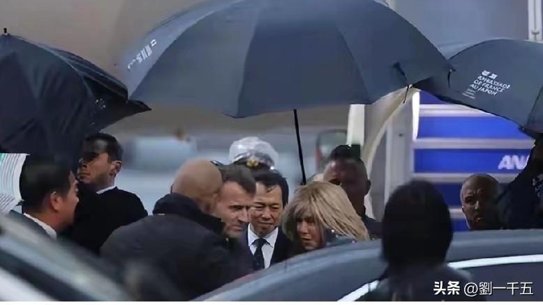 马克龙3月31日飞到东京。日本那边是郑重其事，搞了红毯、鲜花、仪仗队，排面拉得挺