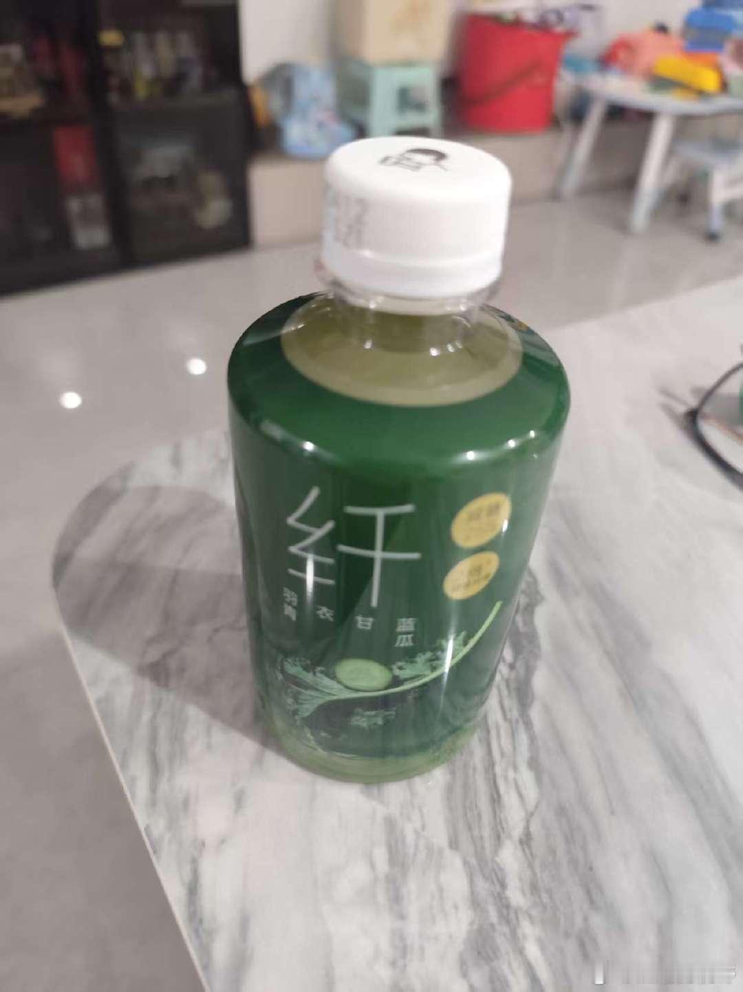 一直对羽衣甘蓝类饮品没抱期待，总觉得会是苦涩难咽的 “吃草” 感，但这款喜茶和山