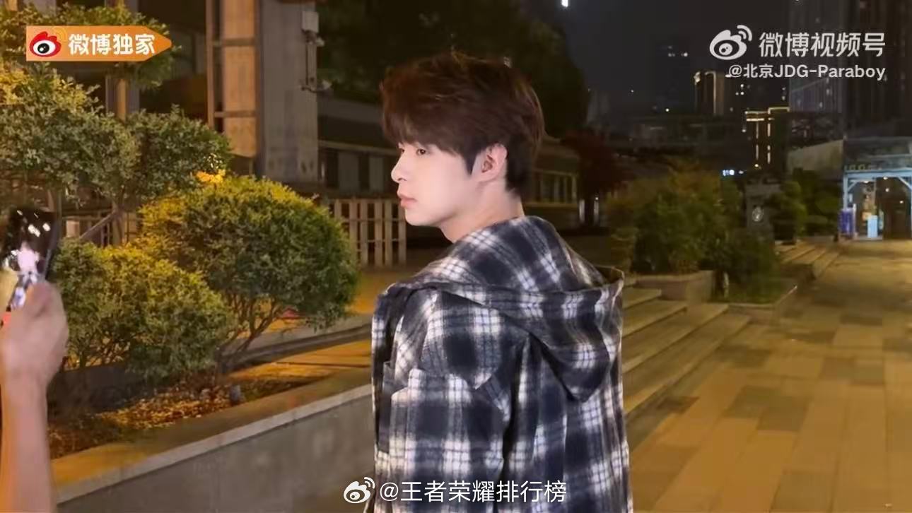 支持伞兵催更Paraboy伞兵亲身催更，坐等更多日常vlog上线。