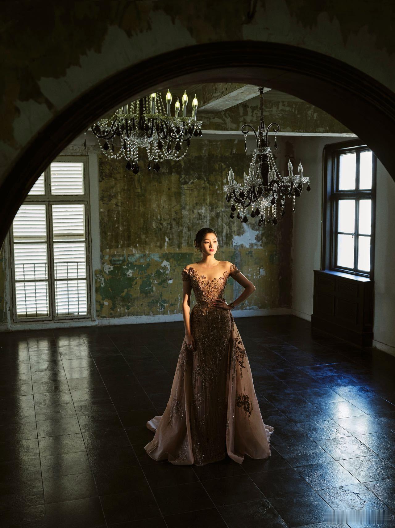 关晓彤刺绣粉裙 关晓彤微博视界大会的造型，重点夸夸这条刺绣粉裙！香槟粉鎏金纱裙自