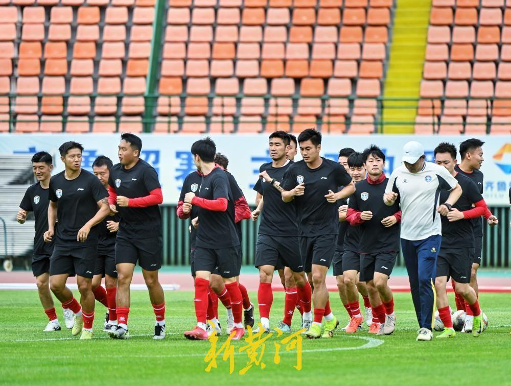 5月16日下午，2026齐鲁超赛济南赛区第三轮比赛前夕，烟台队来到山东省体育中心