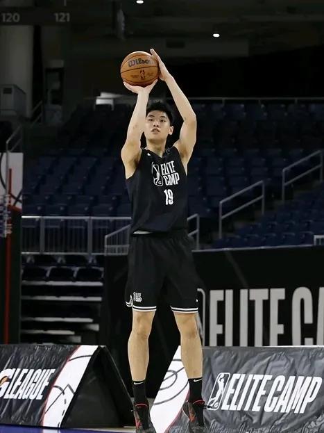 今日是NBA新赛季第二日，崔永熙有望登场。目前篮网和老鹰队半场结束。希望崔永熙下