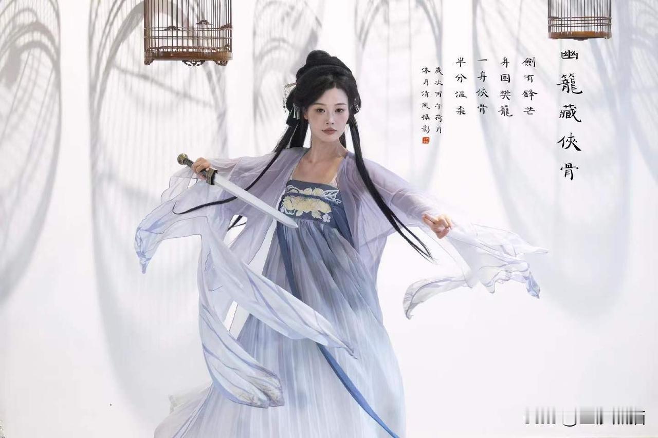 仿水墨画人像摄影《幽笼藏侠骨》
图文原创：【沫月清风 影像】
夏日生活打卡季