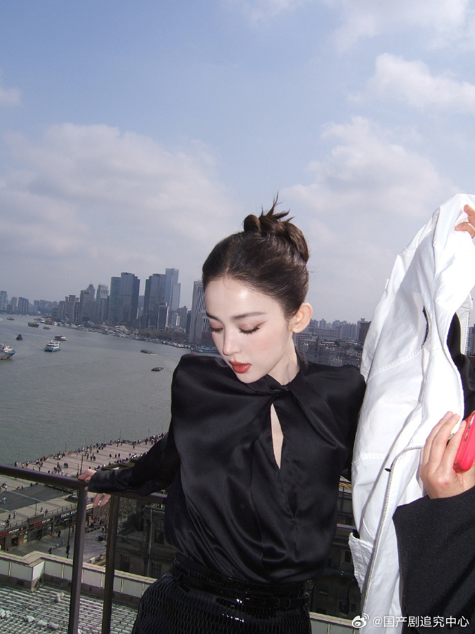 李昀锐娜扎养眼组合真的疯狂心动娜扎的造型😻，冷白皮搭配露背长裙💜，整个人美到