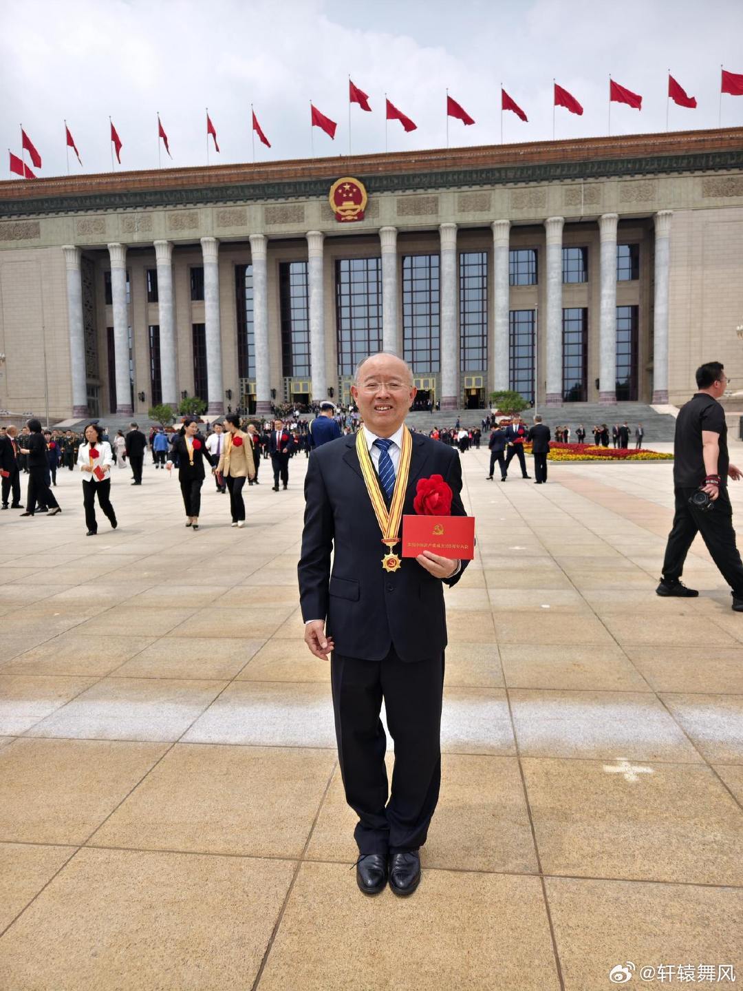 扎根宁波服务全国钱海军以微光点亮万千群众追 光 的 你 丨7 月 1 日，宁波钱