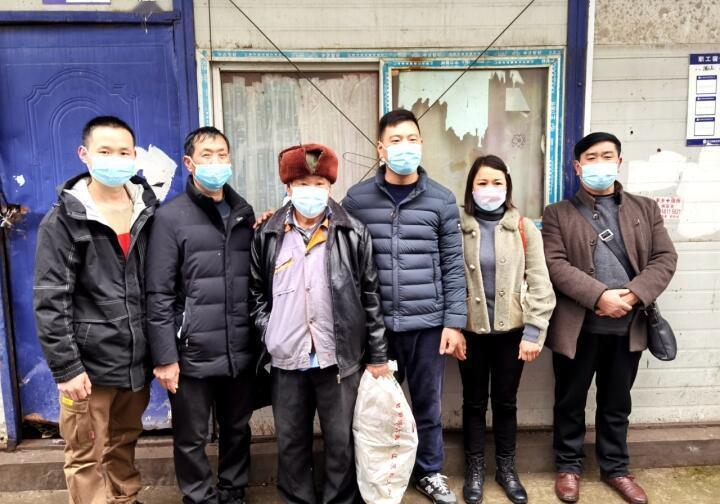 浙江1拾荒老人被工地老板收留6年，老人被家人接走时，老板突然拦住：把钱结清再走！