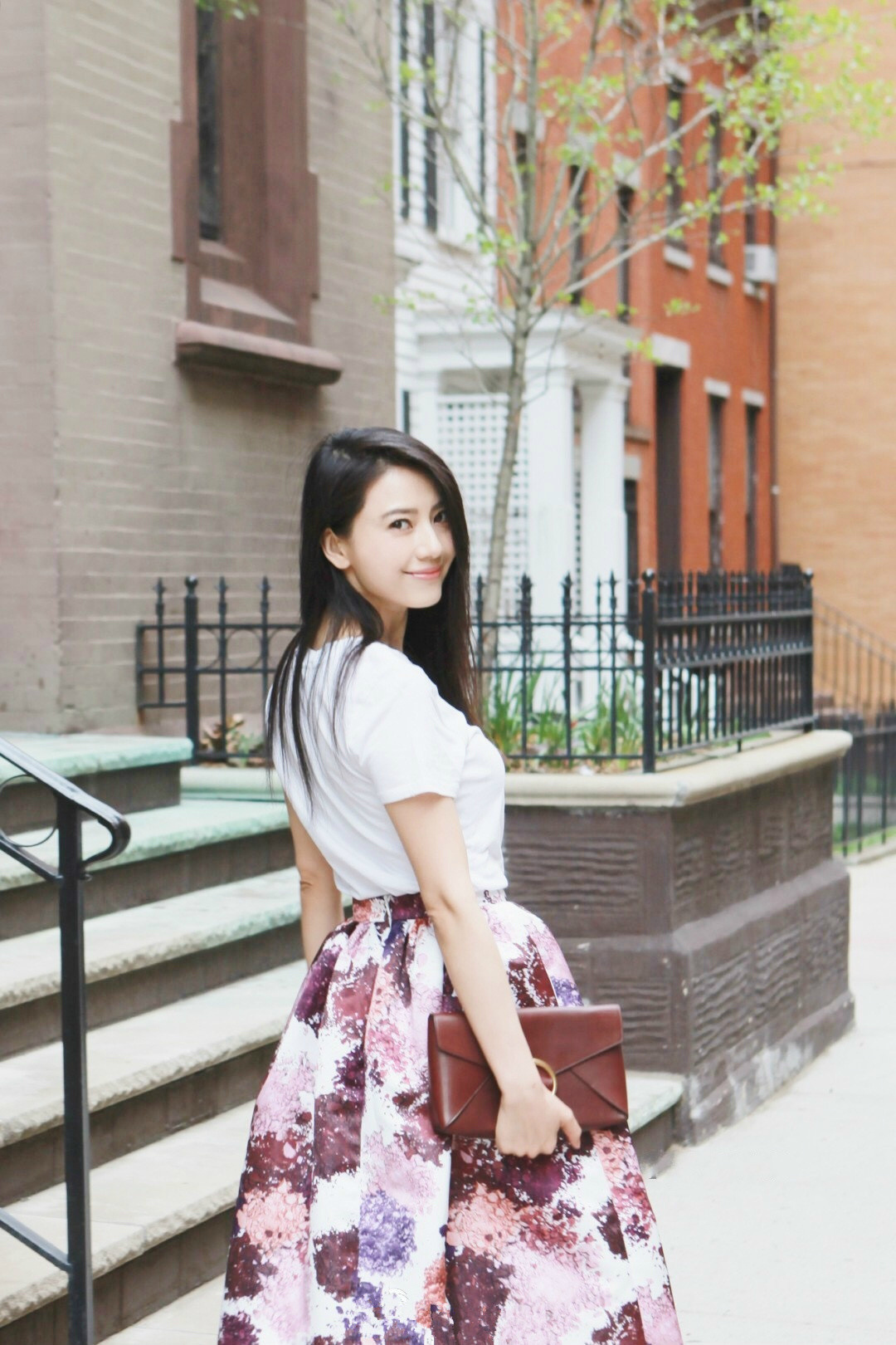 的穿搭才是细节里藏着好品味的天花板✨刷到这组街拍真的被狠狠戳中！简简单单的白T，