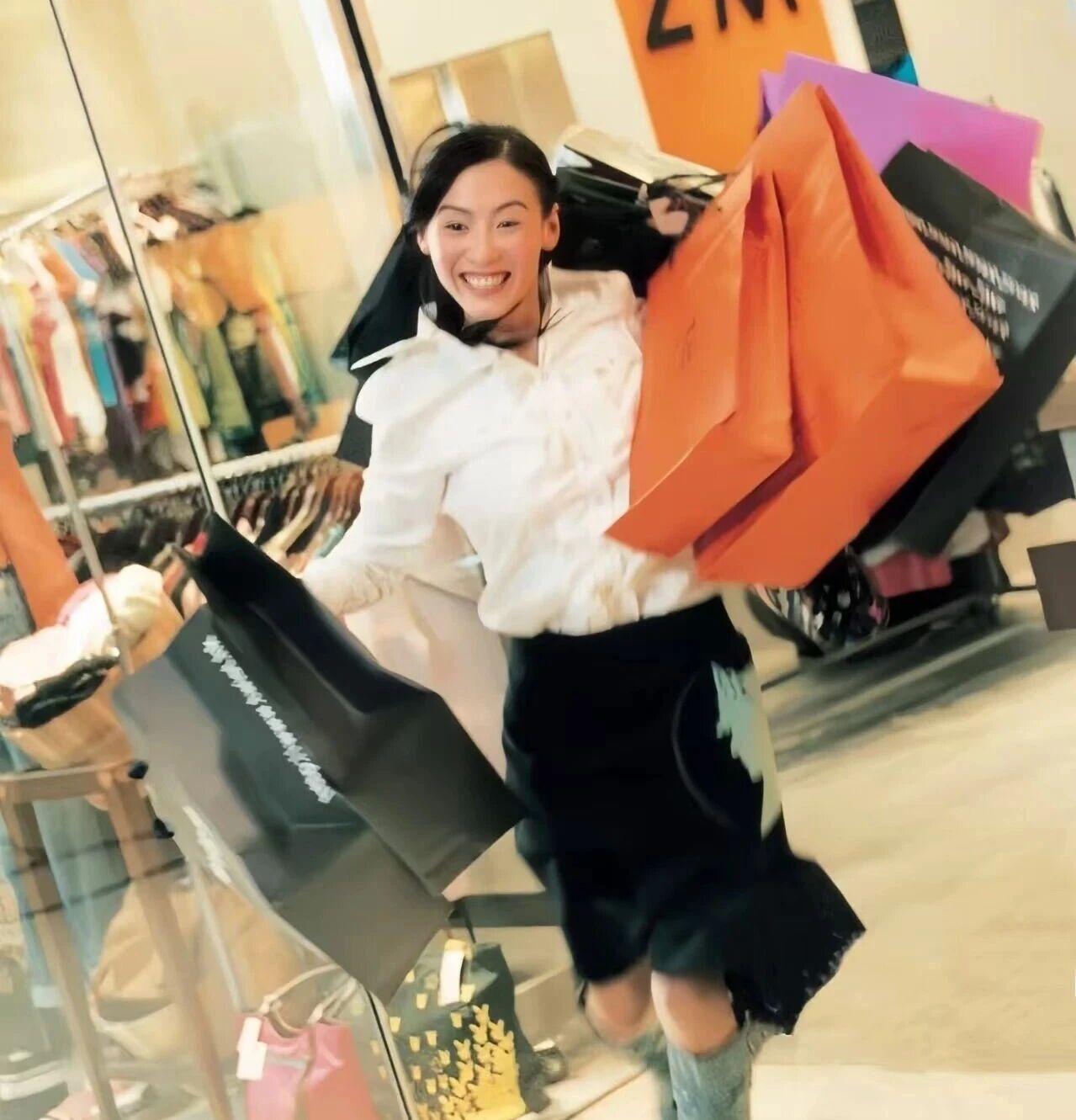 没负债没结婚，单身就是当代成年人的“免死金牌”。

不用被房贷车贷压弯腰，不用为