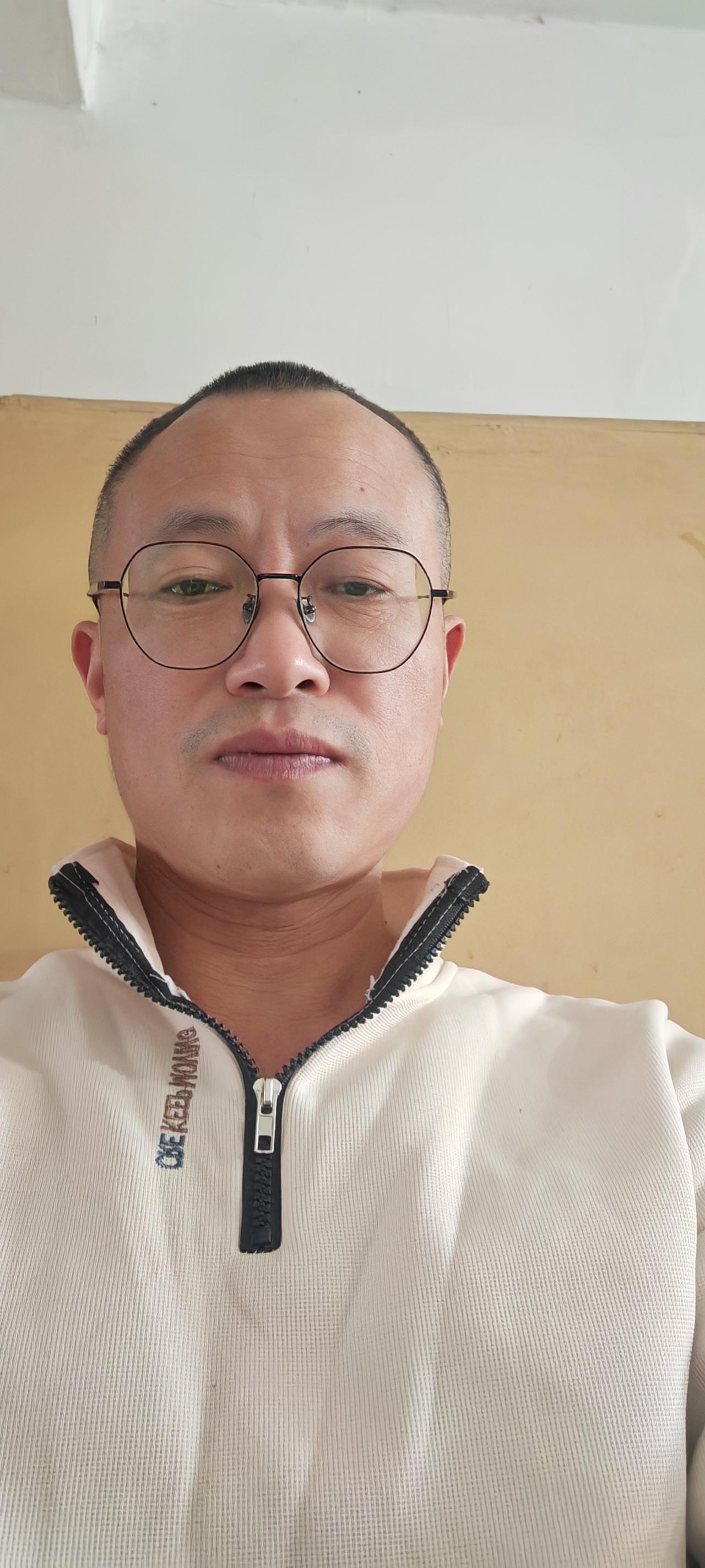 上联：池边看鱼跃，诚邀下联眉底锁秋思