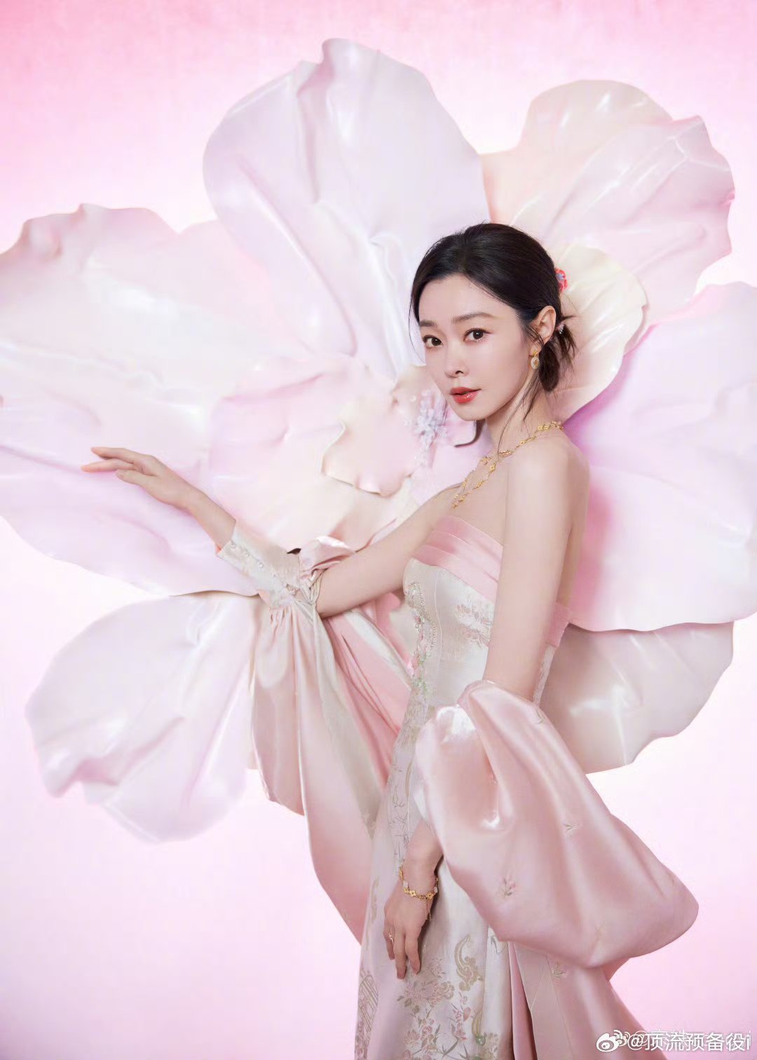 宋轶在和网友互动时被贴脸问“你跟白敬亭什么时候结婚”[惊恐] ​这真的贴脸开大了