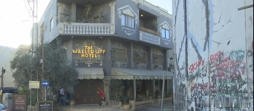 班克西“围墙饭店”重启：以艺术为刃，直面巴以争议
 
英国街头艺术家班克西的作品