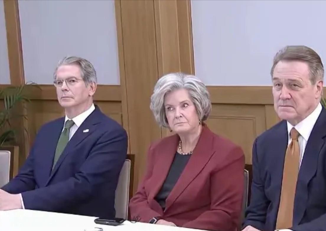 这中美会晤，美国人的脸是真挂不住了啊！

尤其是特朗普那位心腹幕僚长怀尔斯，第一