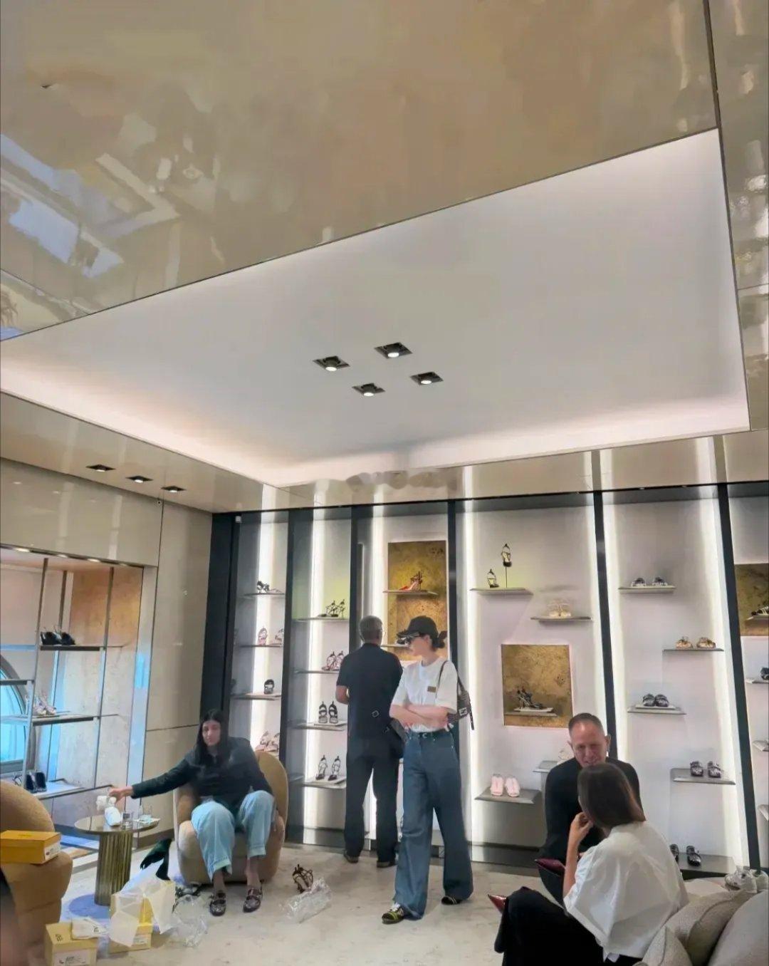 唐嫣现身意大利自己代言的一家鞋店买鞋子，她看着好高啊，1米72是真实身高吗？ 