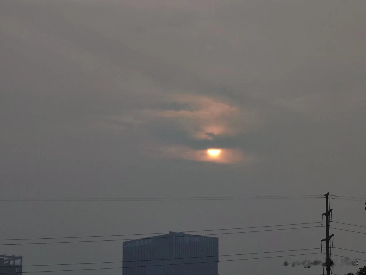 几乎只现了几分钟了立马就被云层掩去了！