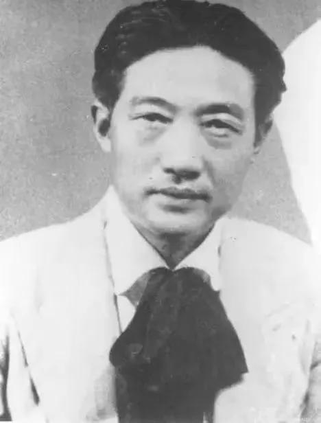 1932年，37岁的徐悲鸿出差回家，发现院子里的10棵小枫树全被砍了，大发雷霆。