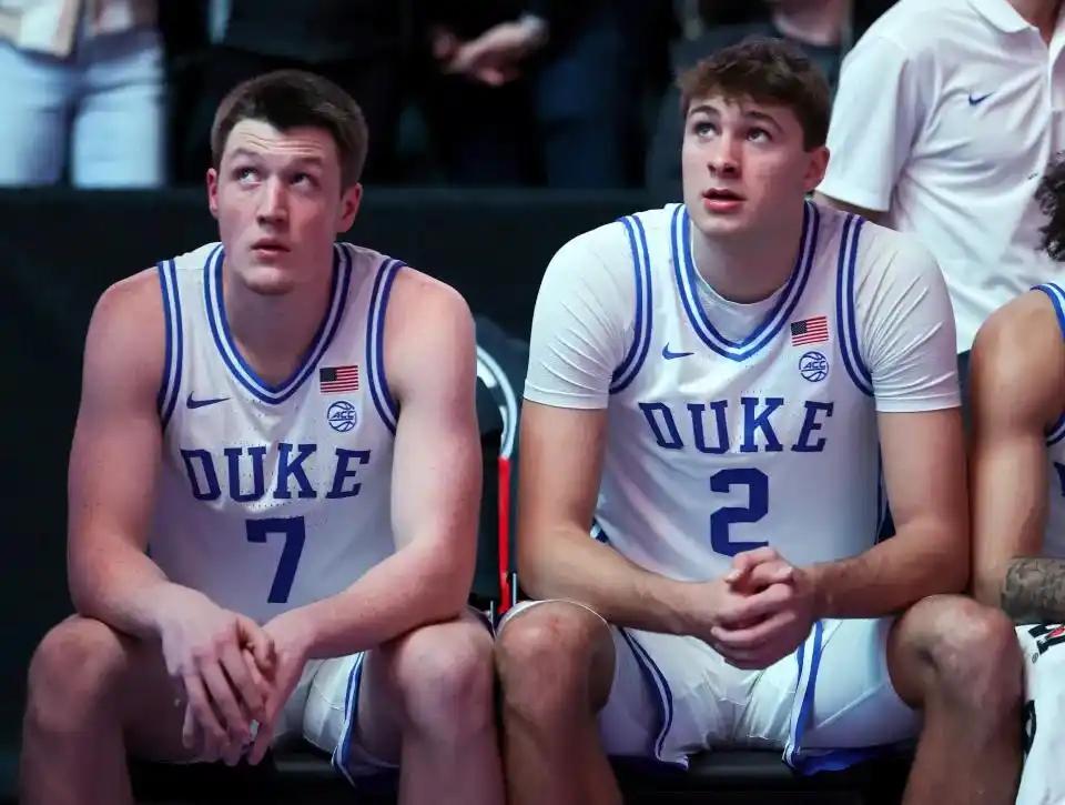 最佳新秀的悬念又来了！
弗拉格面对湖人队又拿下了45分8篮板9助攻2抢断1盖帽的