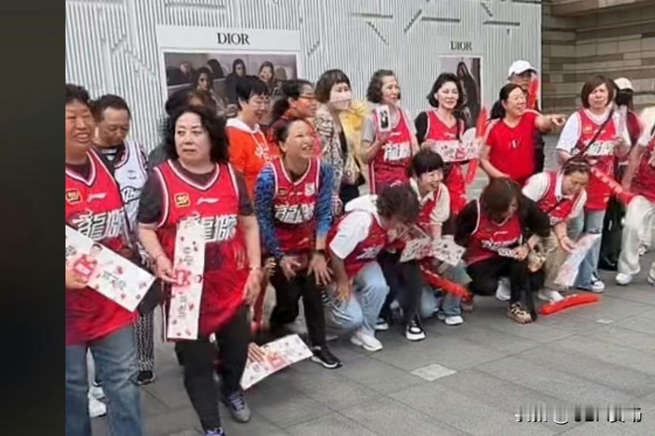 迪奥赚翻了！今天是5月20日，郭艾伦受邀来到沈阳万象城，参与品牌迪奥的活动。
