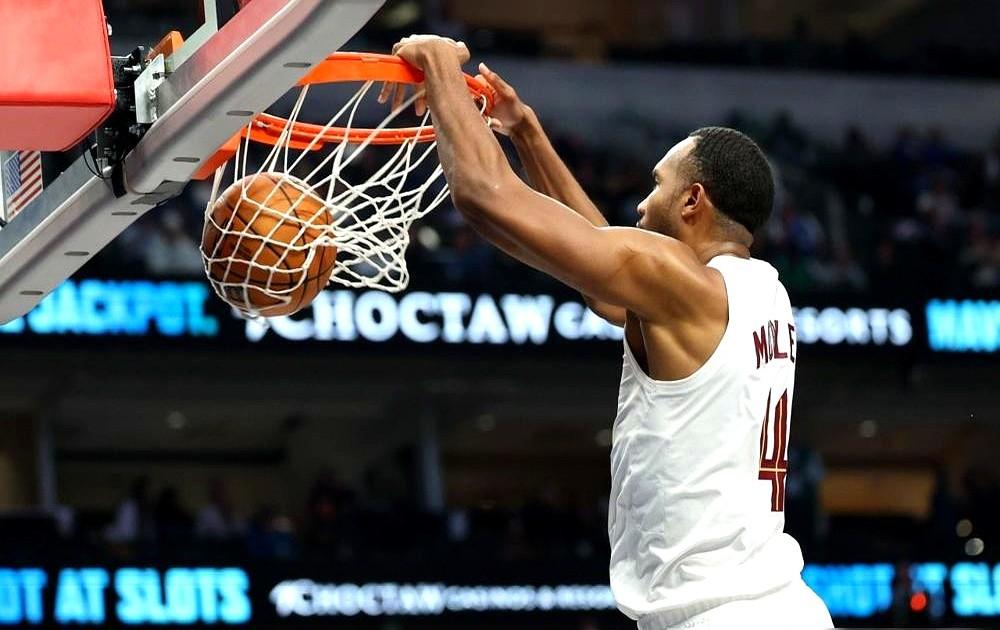 骑士队中锋阿伦的位置，有点悬了。

他因右膝伤病缺阵，球队反而打出一波连胜，战绩