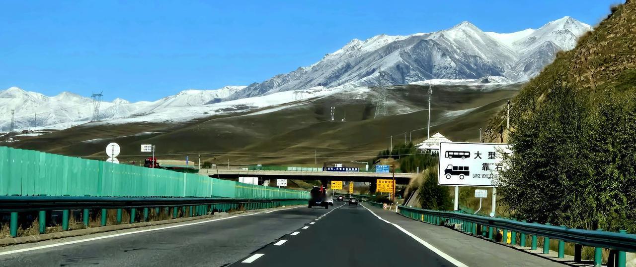 10月1日早上，车过乌鞘岭，山上有积雪。天蓝地黑，白雪皑皑天地间。#记录我的20