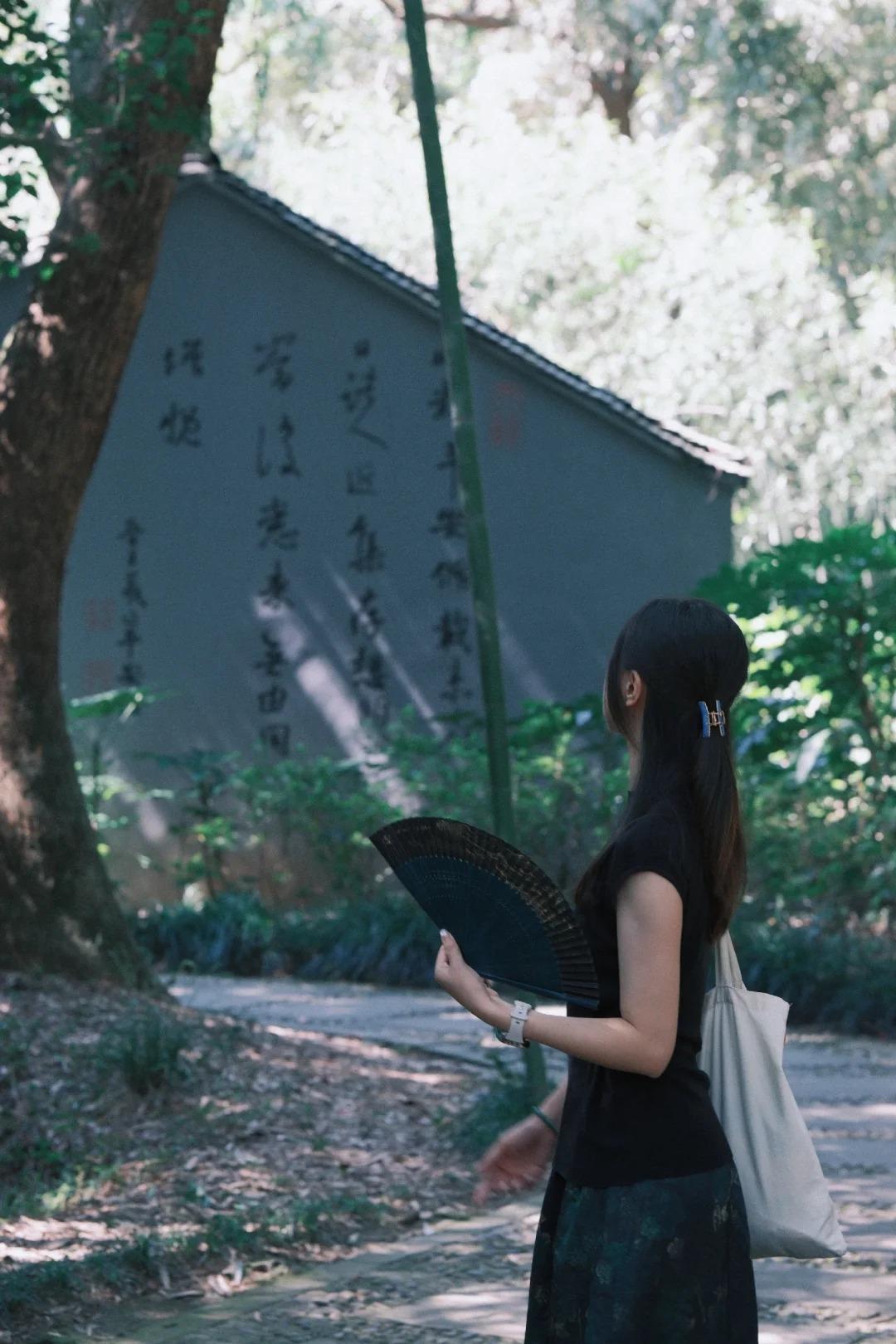 “天朗气清，惠风和畅” 的诗意盛景。茂林修竹环抱曲水，流觞亭边清泉潺潺，每一缕清