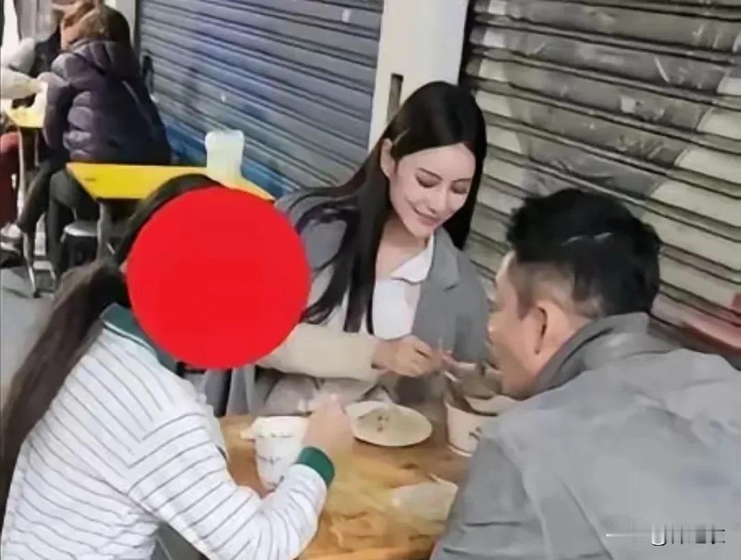 有网友说，汪小菲和马小梅明明知道有记者蹲拍他们家，结果汪小菲还天天带着孩子出门吃