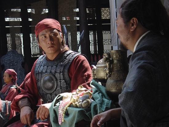 万历十五年，海瑞死在南京都察院右都御史任上。
 
同僚去整理遗物，据史料记载，箱