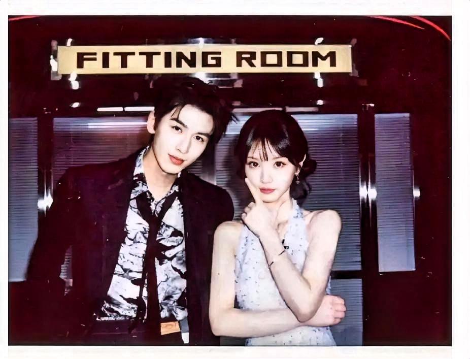 《逐玉》庆功宴取消！官媒点名“粉底液将军”引争议，张凌赫田曦薇合体泡汤！
 
3