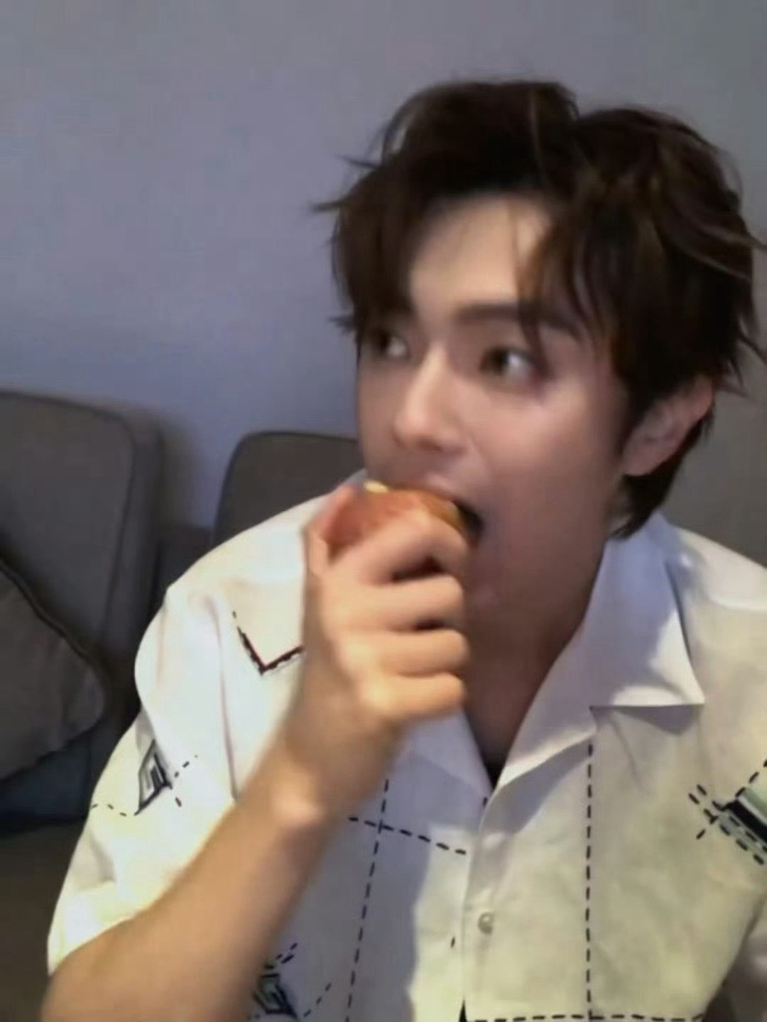 许凯抖和ins更新了，谁去把那苹果🍎给我抢过来