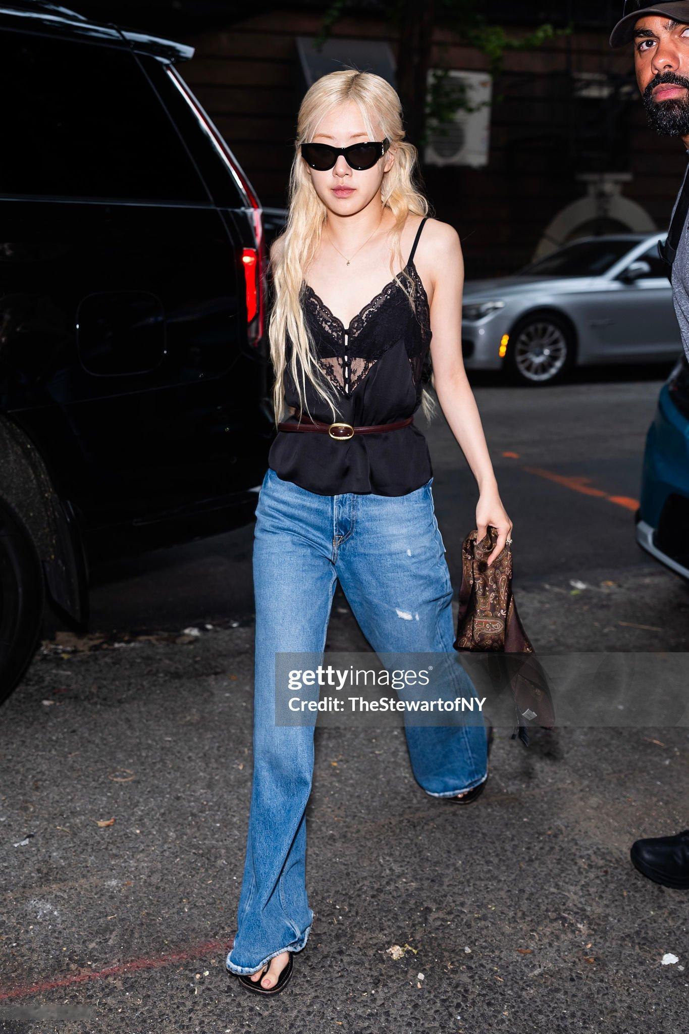 ROSÉ朴彩英到达纽约即将开启新一站巡演，在Soho街头带来两组亮眼夏日Look