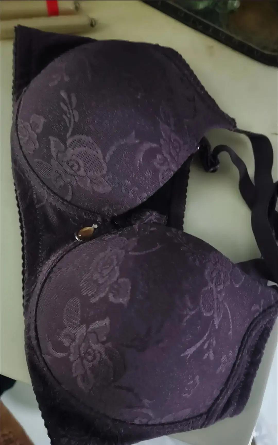 透花衬衣最怕走光
 
浅色衬衣直接穿肤色内衣，领口再晃也看不见颜色。深色大花就选