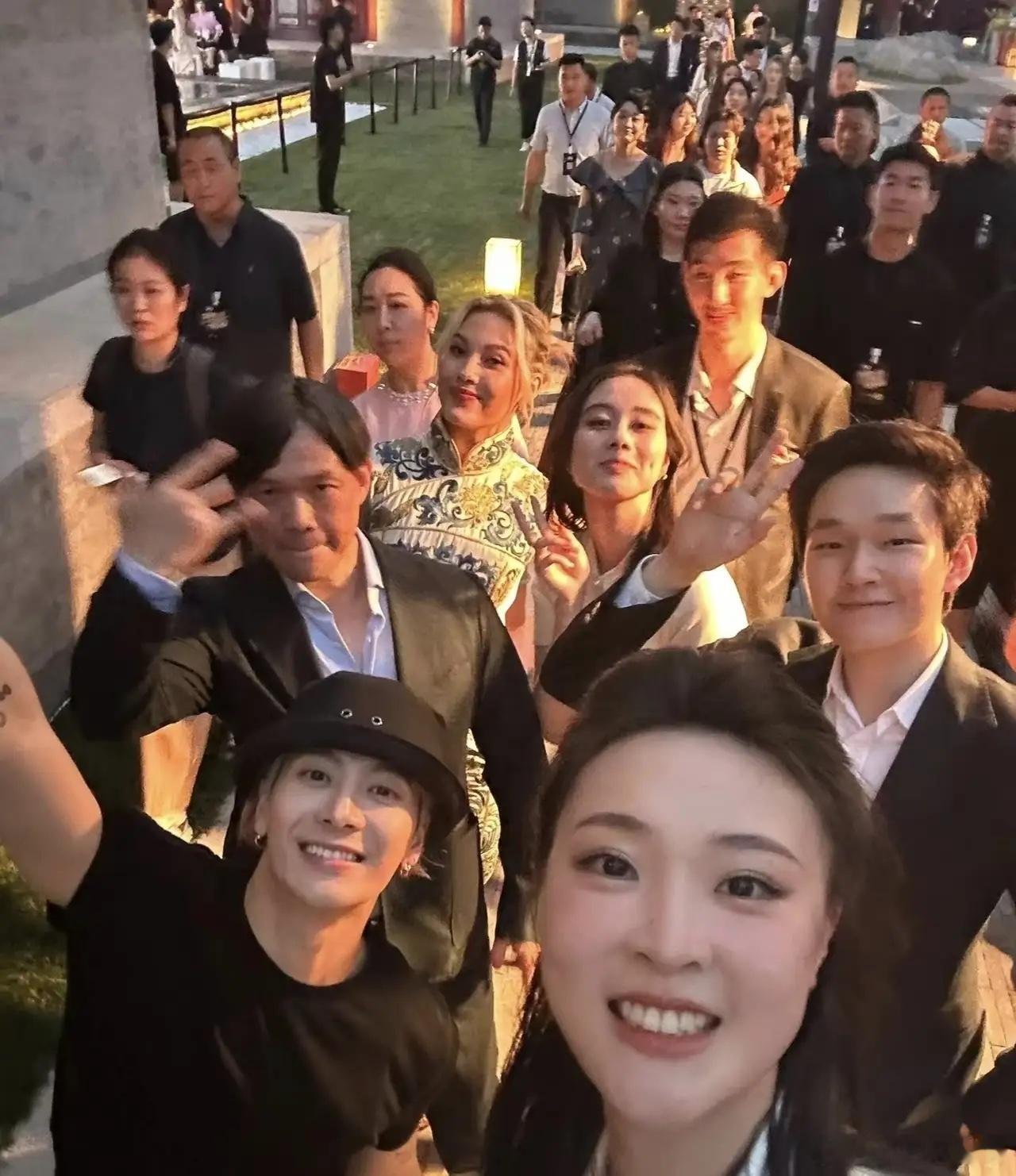 何超欣晒照祝贺谷爱凌夺冠，她去看比赛了，两人关系真的好！最早她俩还约着在北京环球