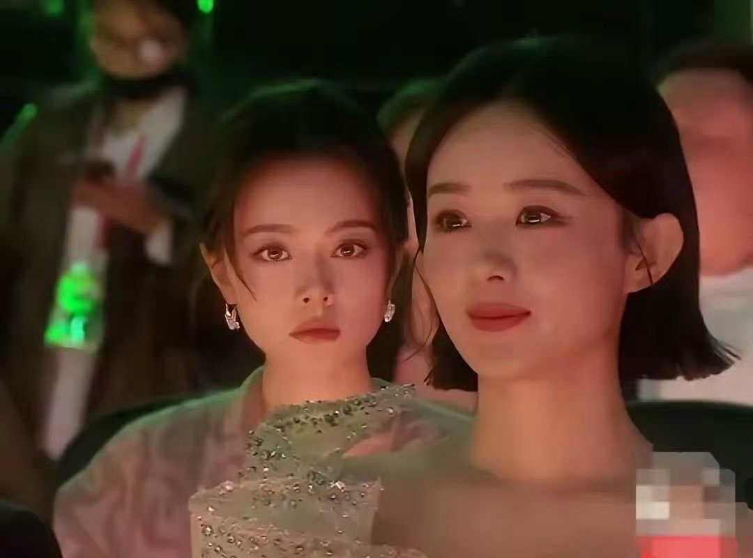 后面坐的这女孩是赵今麦吧，要不是坐在赵丽颖的后面，她没有很多镜头，也算漂亮，赵姓