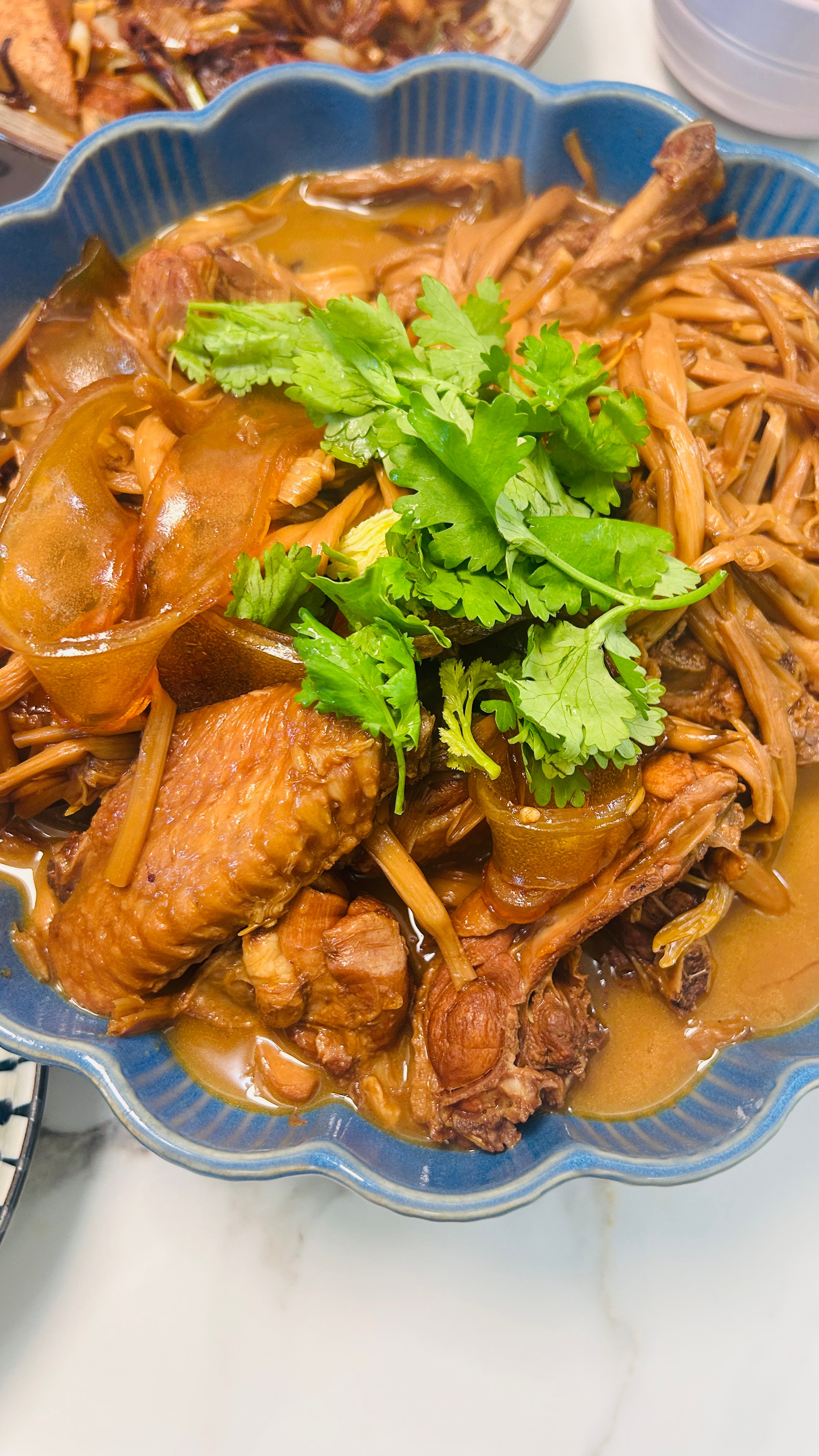 今日红烧带鱼，小鸡炖蘑菇，葱烧豆腐，凉拌马兰头，娃娃菜鸡汤美食