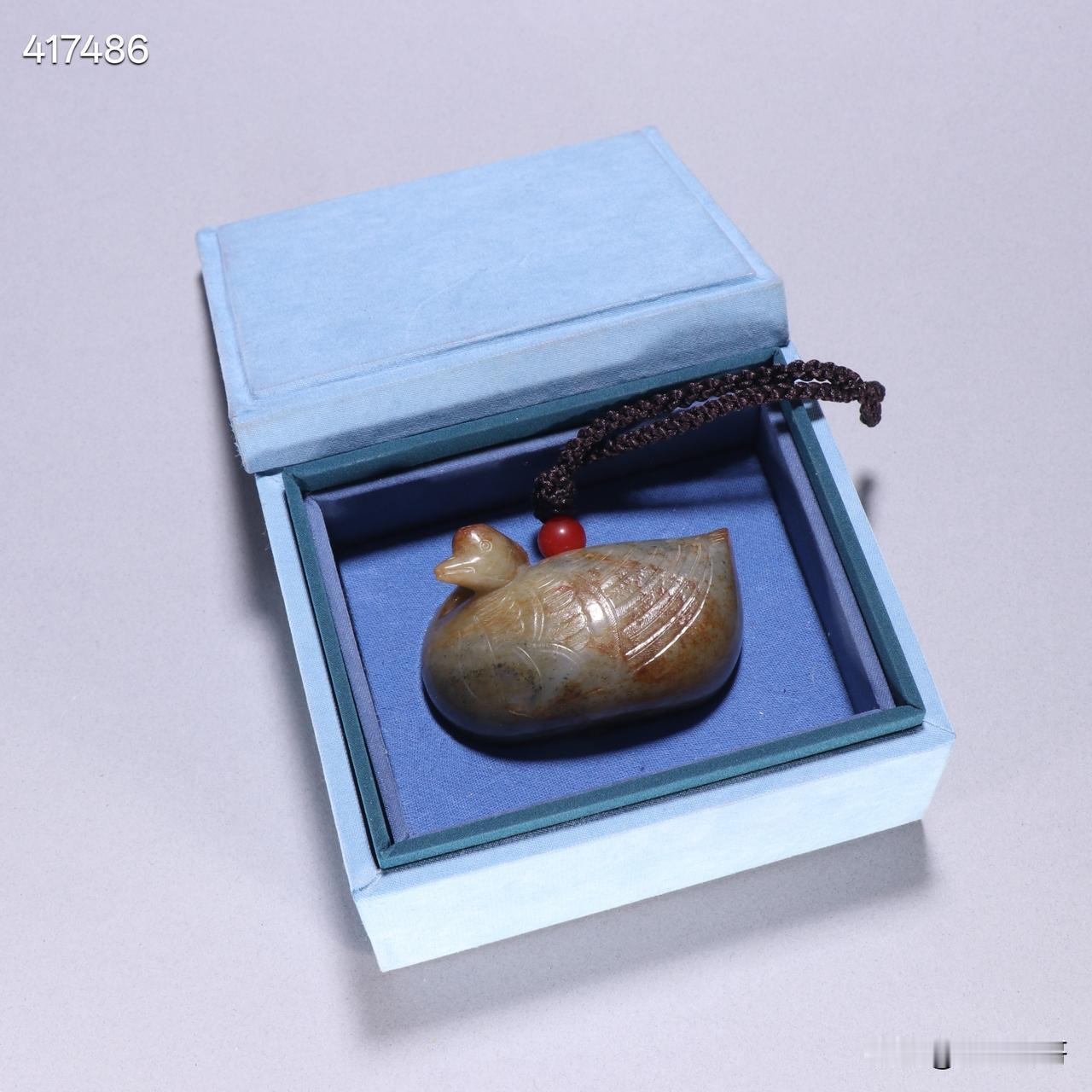 清代 和田玉籽料鹅挂件
规格∶高4.7cm宽6.9cm