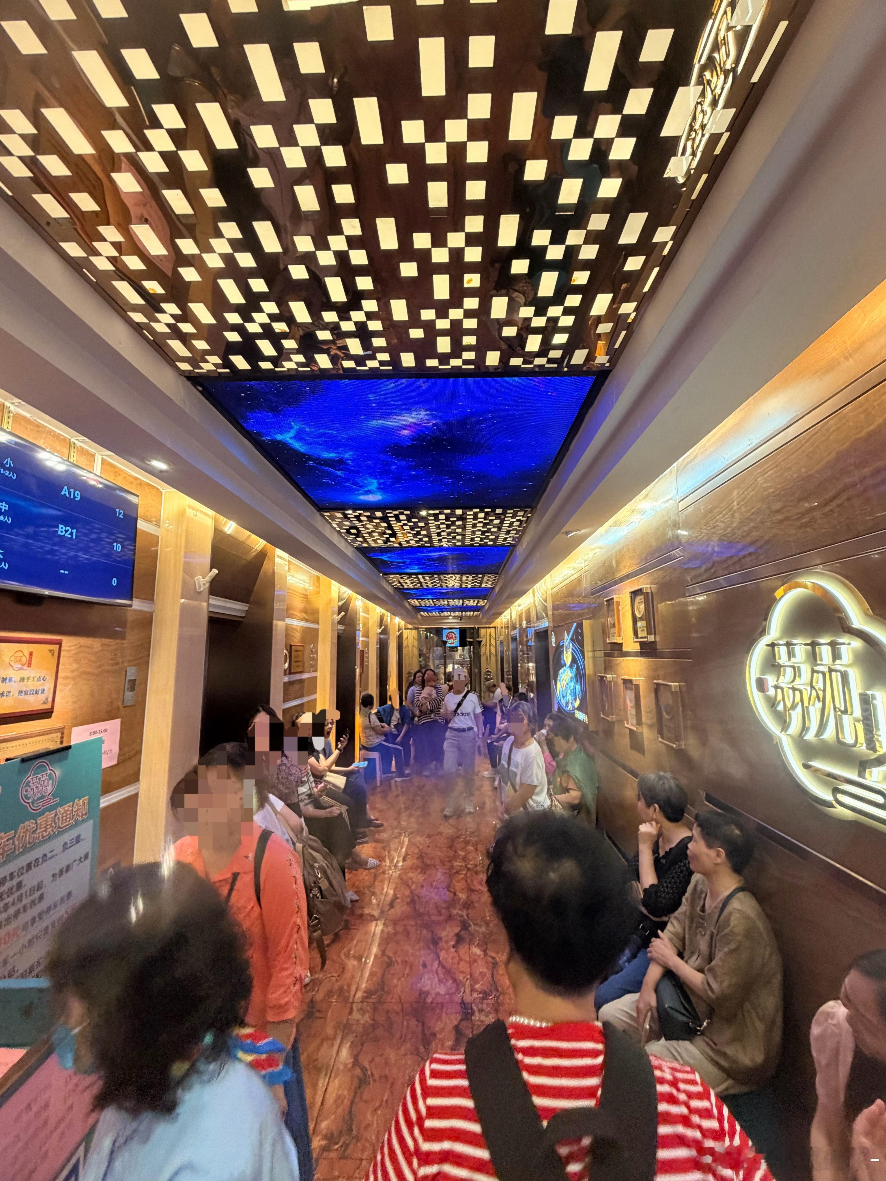 早茶卖的其实不是餐食，是凑在一起聊天、喝茶、聊八卦的社交空间，翻台率极低！你们品