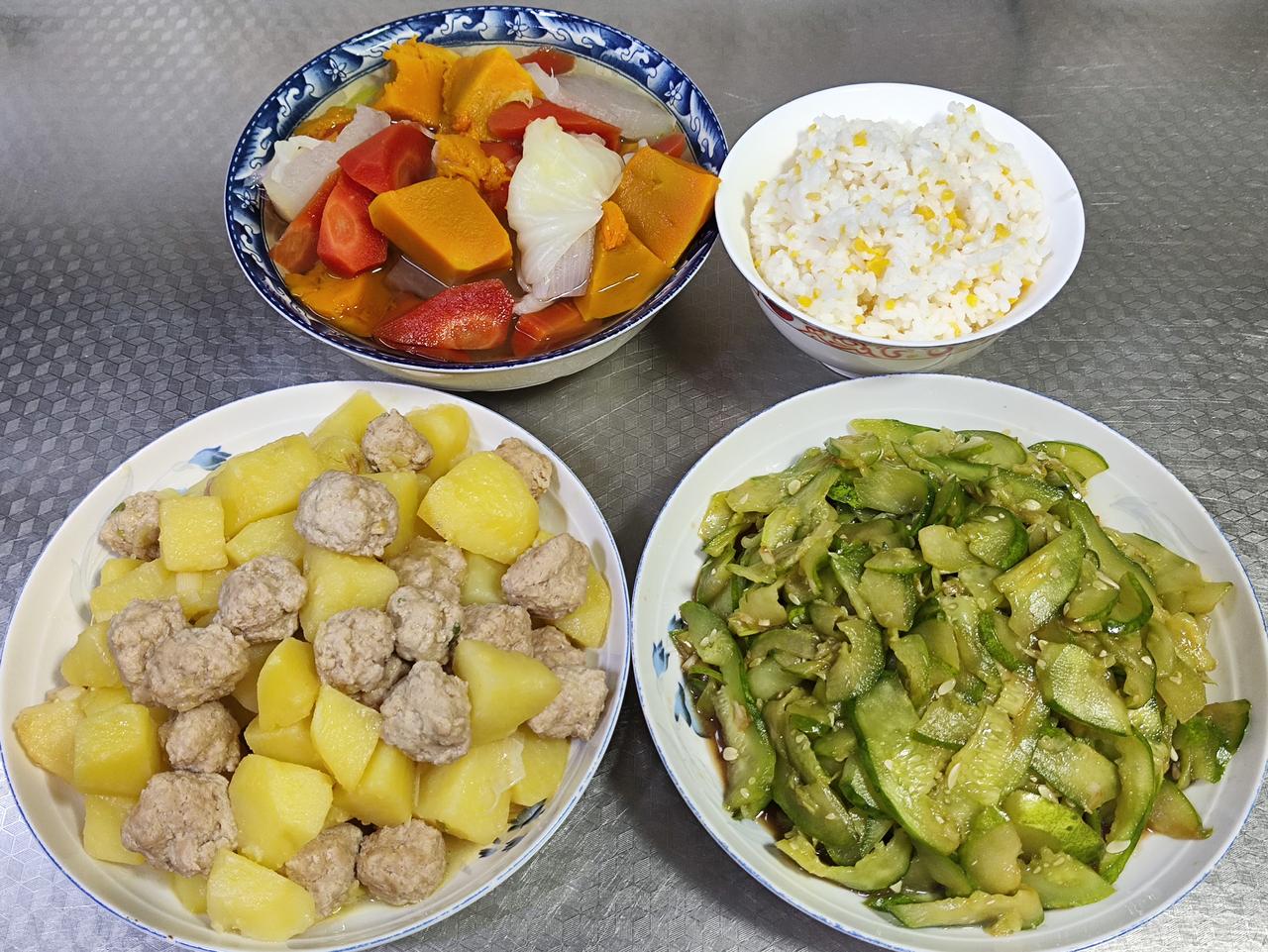 5月31日午餐分享来啦！
今日家常菜营养十足，土豆烧丸子软糯入味，丸子扎实鲜香；