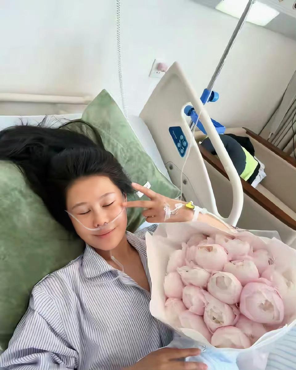 张雪峰老师离世不到两个月，袁娅维身体也出问题，吸氧吊瓶照曝光！