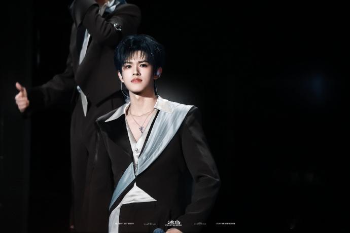 张极野心家舞台 单曲循环八百遍真的只是标配，野心家的旋律一响就彻底沦陷，好听哭的