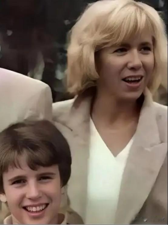 1995年，42岁的布丽吉特将18岁的马克龙带回了家，丈夫安德烈错把情敌当成了自