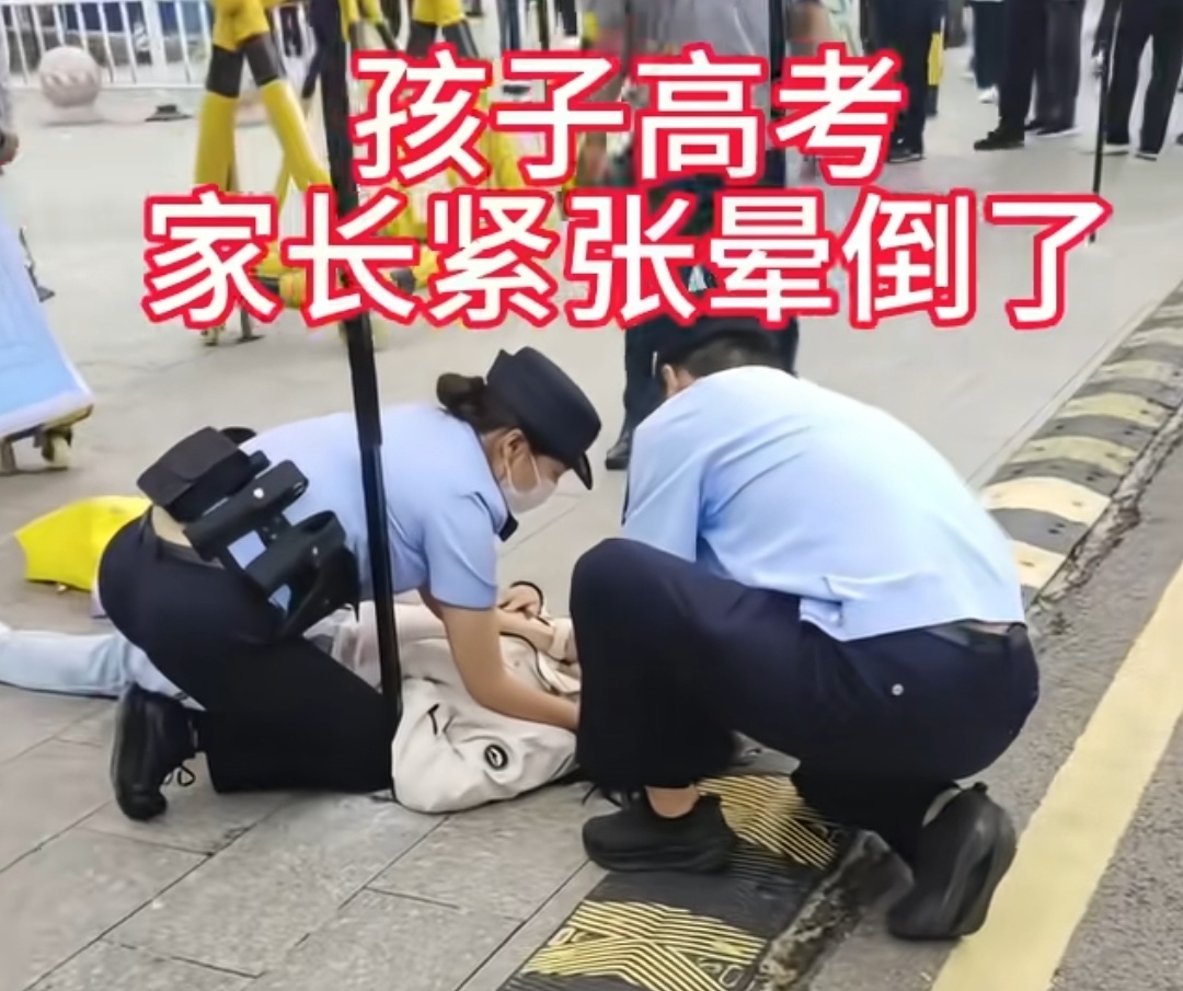 今天的抖音好猎奇 高考考生一袭西装淡定喝咖啡