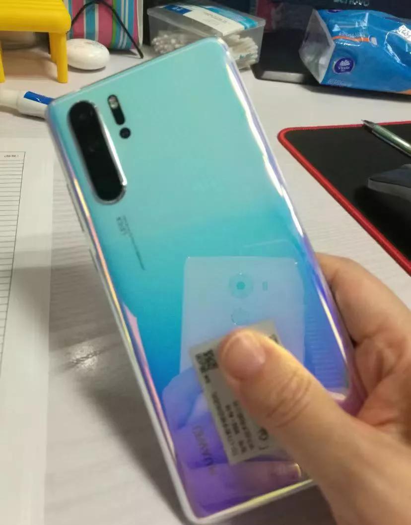 陪了我四年的华为P30Pro，上周日去换了个电池、129块钱，还给免费贴了膜，又
