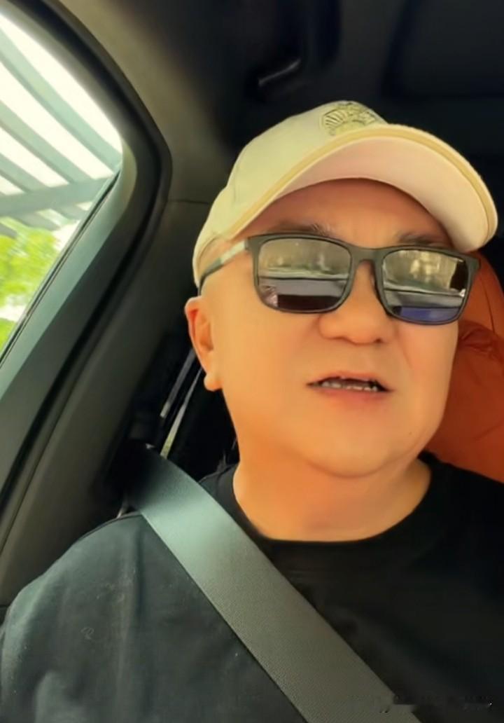 董路将上曹云金聊天节目。
此次董路与曹云金聊天据说是录播，董路也说非常喜欢直播的
