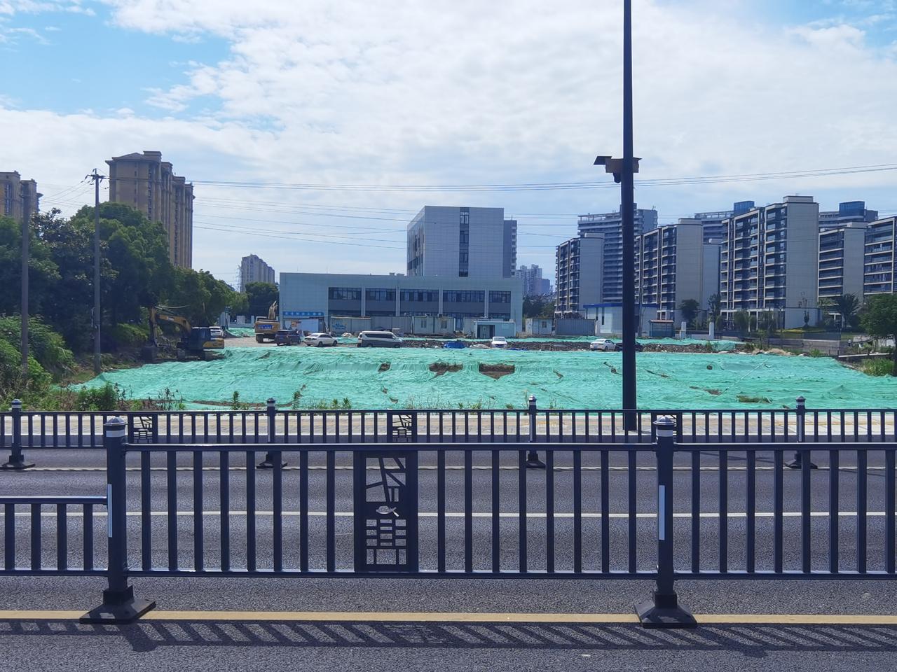 袍江城市运动中心用地已用绿网遮盖，看样子要开工的前奏。