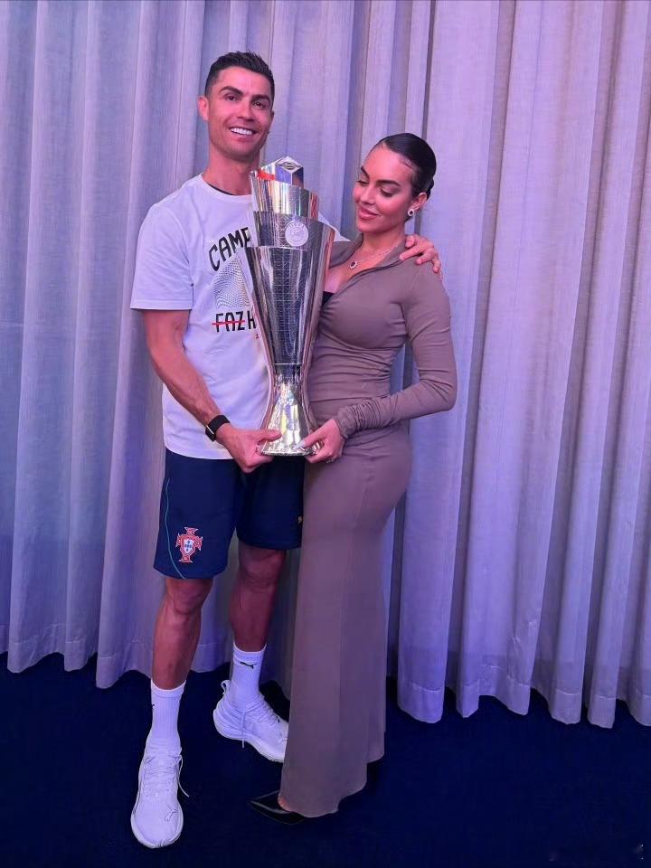 乔治娜一开始并不相信C罗要娶她C罗五个孩子出席婚礼北京时间8月12日，足坛迎来重