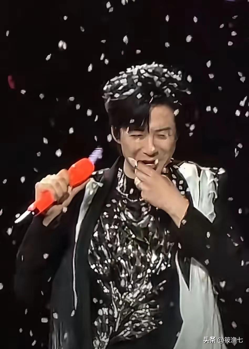 刘宇宁:也是万万没想到唱个歌还吃上彩带了
3月14日的舞台上深情演唱《寻一个你》