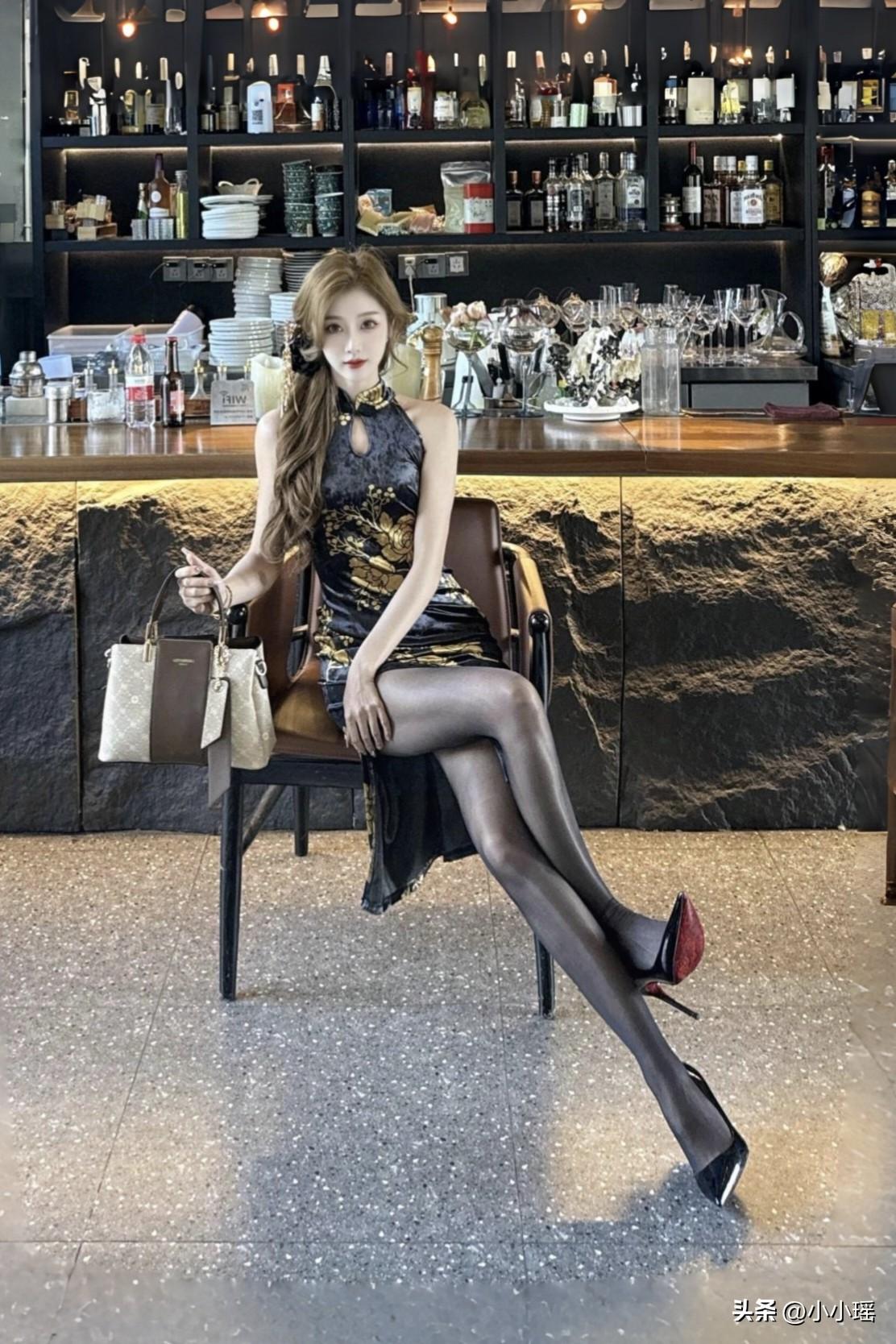 分享ootd穿搭 咖啡馆随拍一组，一席黑金旗袍配黑丝加红底高跟，波浪卷发，气质这