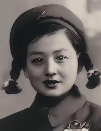 1953年，一位年轻的女志愿军战士在回国途中途经沈阳，趁着换乘的间隙，她走进了一