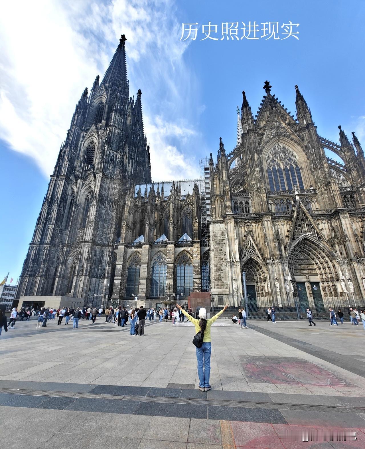 房车漫游德国，在科隆大教堂南侧广场，遇见一场街头宣传活动，现场口号震天，有伊朗的